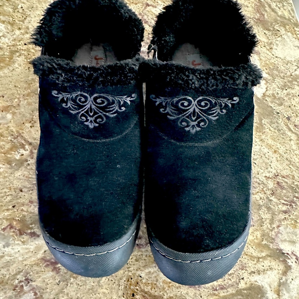 J-41 Stylish, suede and fleece lined shoes